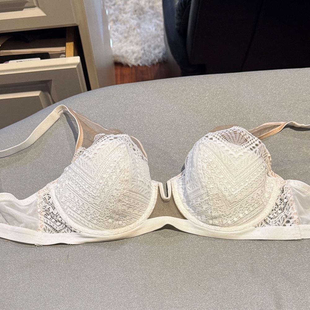 Paramour White Lace Bra.  Beautiful and sexy
